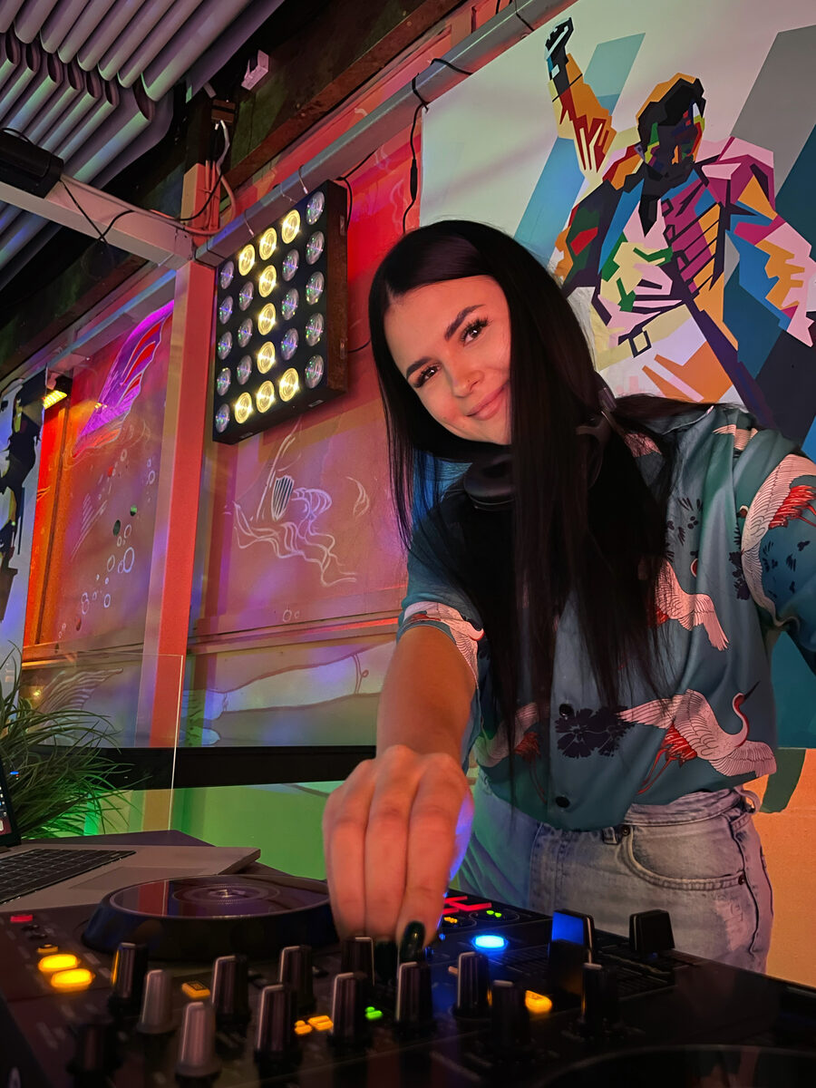 DJ Krutskaya Sunset Brut вечеринка Сочи