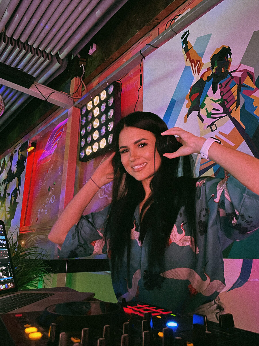 DJ Krutskaya в Sunset Brut, диджей Сочи