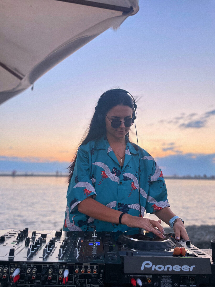 DJ Krutskaya в Мандарин Адлер, диджей Сочи
