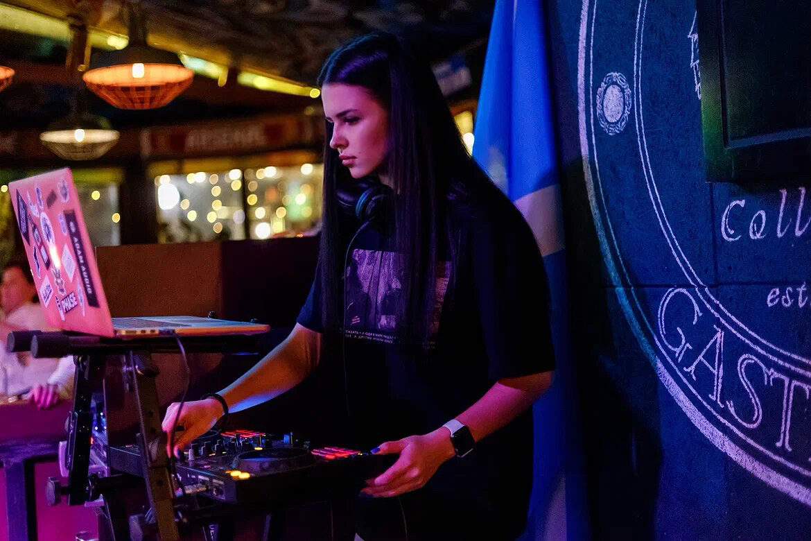 DJ Krutskaya в Гринвич Паб Сочи