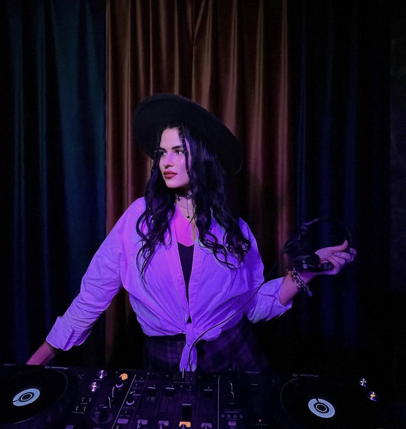 DJ Krutskaya -- диджей в Сочи за пультом в неоновом свете